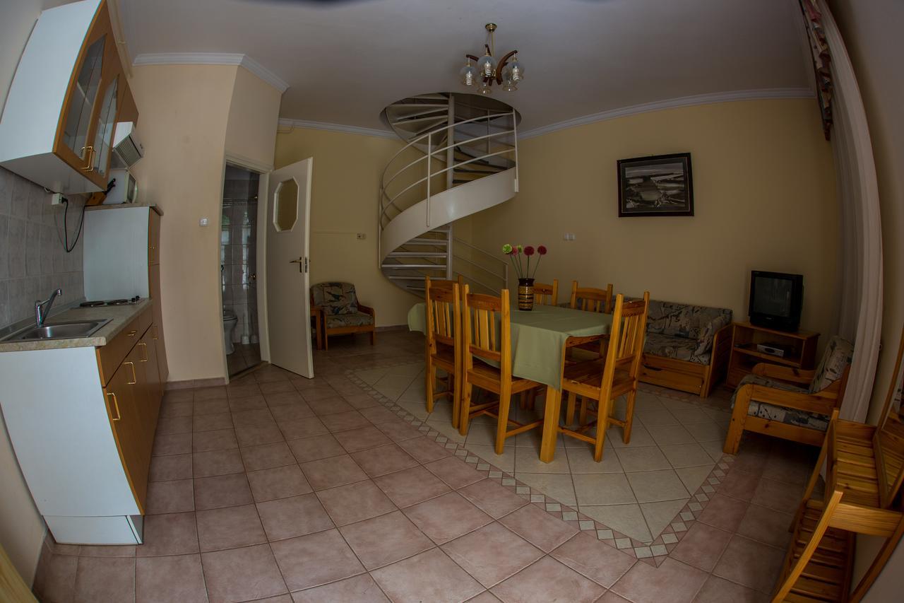 Aqua Line Apartmanház Hajdúszoboszló Esterno foto