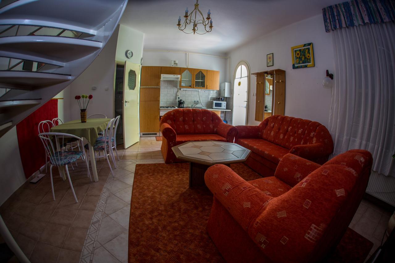 Aqua Line Apartmanház Hajdúszoboszló Esterno foto